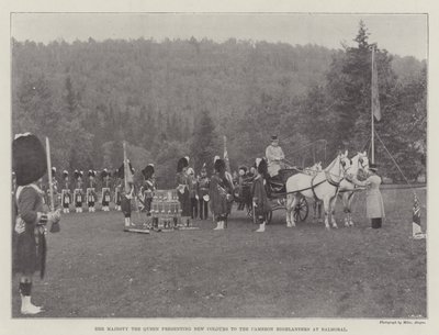 Sa Majesté la Reine présentant de nouvelles couleurs aux Cameron Highlanders à Balmoral - English Photographer