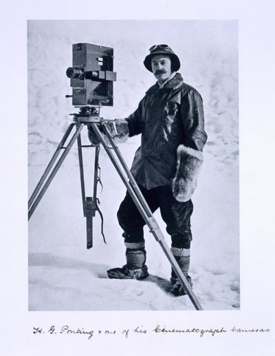Herbert Ponting (1870-1935) avec une caméra cinématographique lors de l