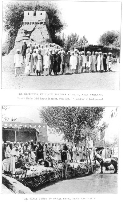 Commerçants hindous à Bigil, près de Yarkand et un groupe à un bazar près de Kharghalik, des Ruines du désert de Cathay par Sir Aurel Stein, publié en 1912 - English Photographer