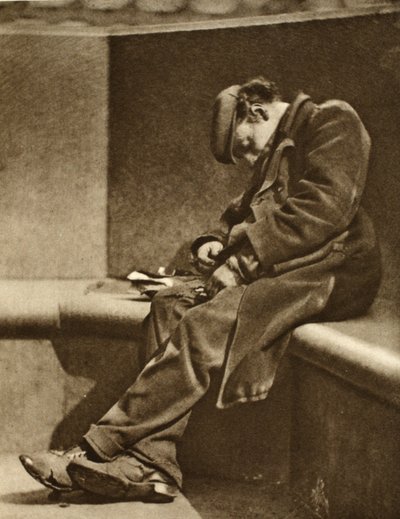 Homme sans-abri sur le pont de Blackfriars, de Wonderful London, publié 1926-27 - English Photographer