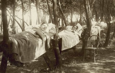 Cueilleurs de houblon dormant dans des hamacs sur une ferme dans le Kent - English Photographer