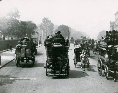 Trafic tiré par des chevaux sur une route animée - English Photographer