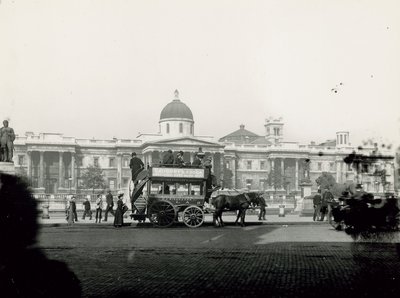 Transport hippomobile à Trafalgar Square - English Photographer