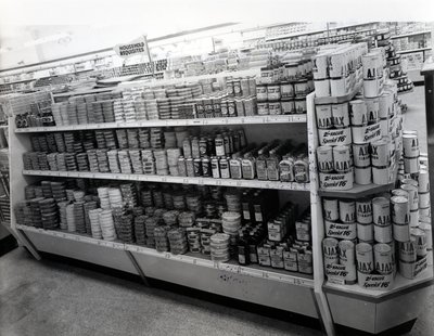 Allée des articles ménagers, magasin Woolworths, 1956 - English Photographer