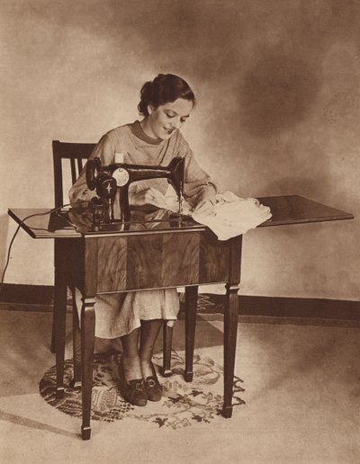 Ménagère travaillant à la machine à coudre, milieu des années 1930 - English Photographer