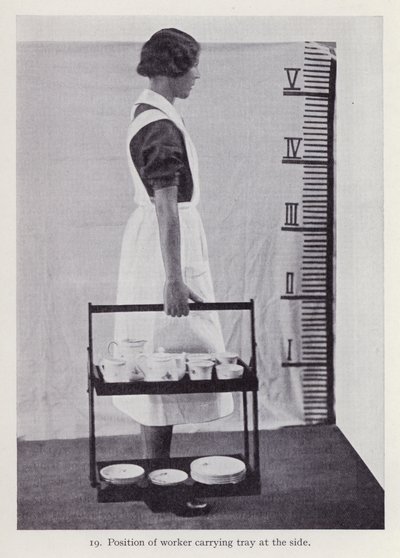 Illustration pour la posture dans les travaux ménagers (photo n/b) - English Photographer
