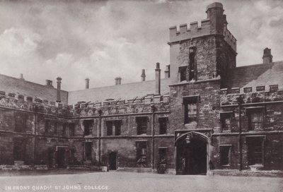 Dans la cour avant, St Johns College - English Photographer