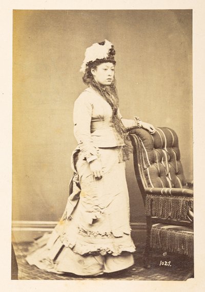 Femme japonaise en robe européenne, portrait en pied en studio d