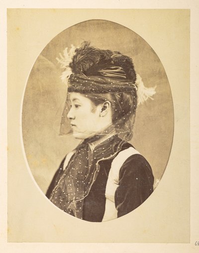 Femme japonaise en robe européenne, image ovale ; portrait en profil gauche d