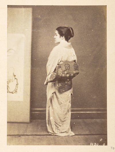 Femme japonaise en tenue traditionnelle, Photographe : Inconnu Lucas Collection : Enregistrement photographique du tour du monde de Charles James et Morton P. Lucas - English Photographer