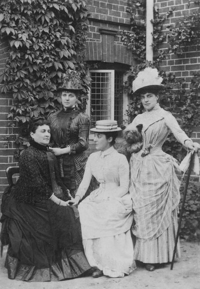 Jennie Jerome, plus tard Lady Randolph Churchill, avec sa mère et ses sœurs - English Photographer