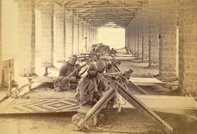 Les tisserands de la prison de Karachi. 1873 (tirage photographique) - English Photographer