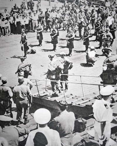 Joueurs de cornemuse en kilt débarquant du 1er Bataillon Argyll et Sutherland Highlanders du HMS Ceylon à Pusan, 29 août 1950 - English Photographer