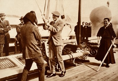 Le roi Édouard VIII testant un casque d