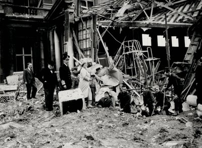 Le roi George VI et la reine Elizabeth, avec Winston Churchill, inspectant les dégâts causés par les bombes, probablement au palais de Buckingham - English Photographer
