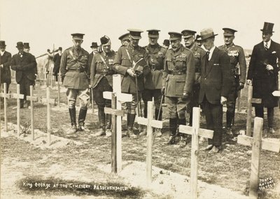 Le roi George V au cimetière, Passchendaele - English Photographer