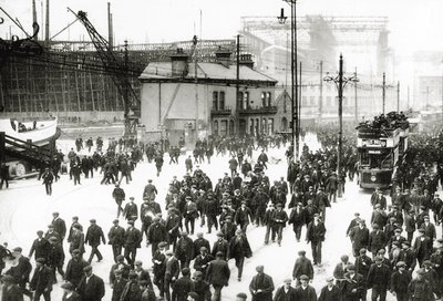 Fin de journée au chantier naval Harland et Wolff, Belfast, Irlande avec le Titanic en construction en arrière-plan, 1910-11 - English Photographer