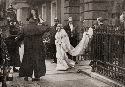 Lady Elizabeth Bowes Lyon en route pour son mariage le 26 avril 1923, avec S.A.R. le Duc d