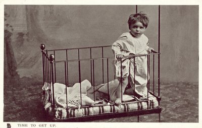 Petit garçon dans un berceau - English Photographer