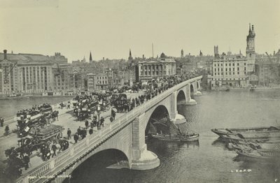 Pont de Londres : omnibus et charrettes hippomobiles, ainsi que des piétons, traversent le pont, 1895 - English Photographer