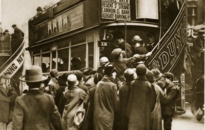 Londoniens se précipitant pour prendre un bus sur Ludgate Hill - English Photographer