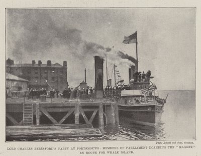 La fête de Lord Charles Beresford à Portsmouth, membres du Parlement embarquant sur le Magnet, en route pour Whale Island - English Photographer