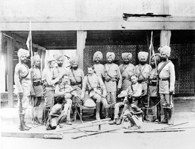 Lord Henry Rawlinson avec des officiers sikhs et des tribus birmanes capturées, vers 1886 - English Photographer