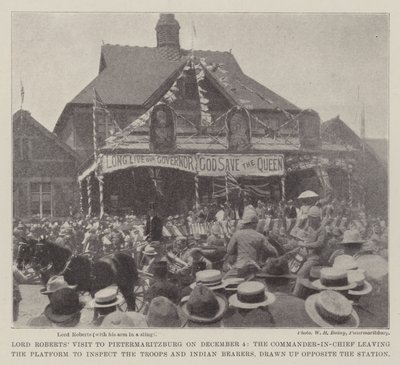 La Visite de Lord Roberts à Pietermaritzburg le 4 décembre, le Commandant en Chef quittant la Plateforme pour inspecter les Troupes et les Porteurs Indiens, alignés en face de la Gare - English Photographer