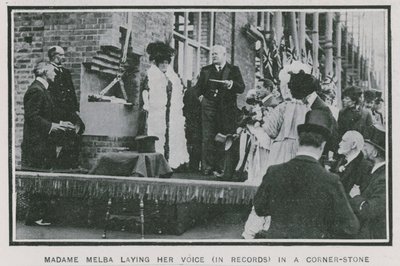 Madame Melba enregistrant sa voix dans une pierre angulaire - English Photographer
