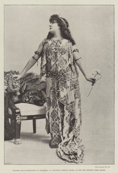 Madame Sarah Bernhardt en Cléopâtre, dans le drame de Victorien Sardou, au New English Opera House - English Photographer
