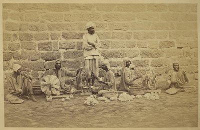 Prisonniers mâles enroulant du coton sur des rouets dans la prison de Karachi - English Photographer