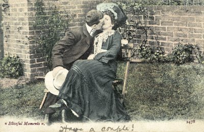 Homme embrassant une fille sur un banc de jardin - English Photographer