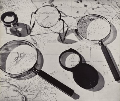 Carte et loupes (photo n/b) - English Photographer