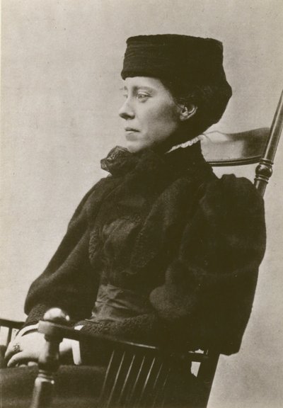 Mary Kingsley, portrait, assise, portant un chapeau - English Photographer