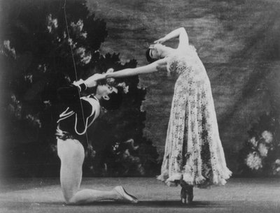 Maude Lloyd et Hugh Laing interprétant 