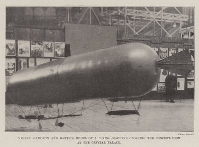 Le modèle de machine volante de Messers Gaudron et Barth traversant la salle de concert au Crystal Palace - English Photographer