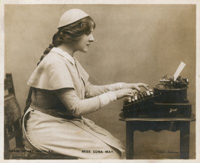 Mlle Edna May, à la machine à écrire - English Photographer