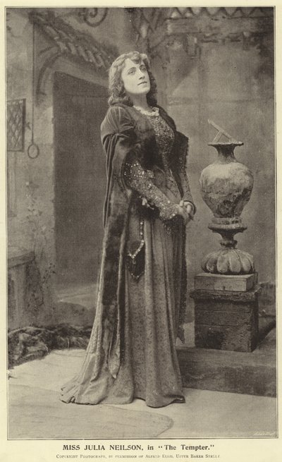 Mlle Julia Neilson, dans The Tempter - English Photographer