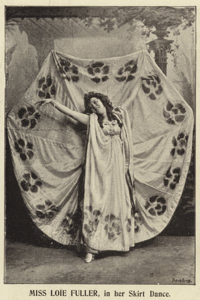 Mlle Loie Fuller, dans sa danse de jupe - English Photographer