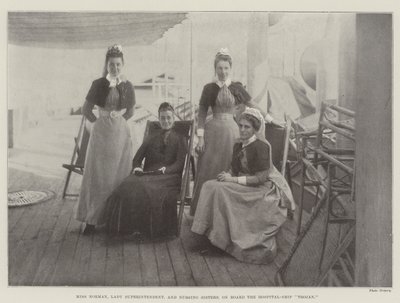 Mlle Norman, surintendante, et les sœurs infirmières à bord du navire-hôpital Trojan - English Photographer