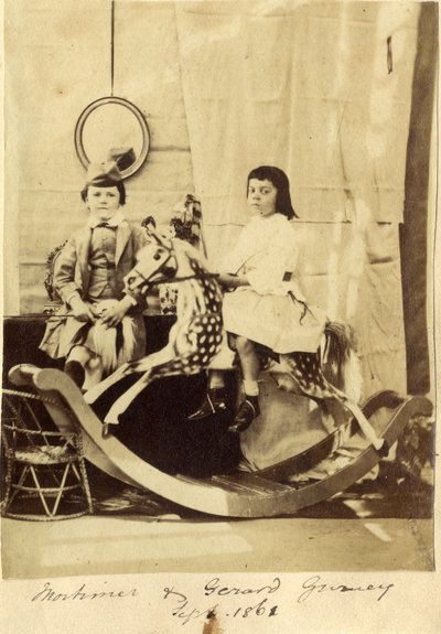 Mortimer et Gerard Gurney avec leur cheval à bascule - English Photographer