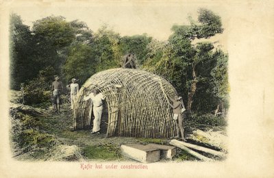 Hutte indigène en construction - English Photographer