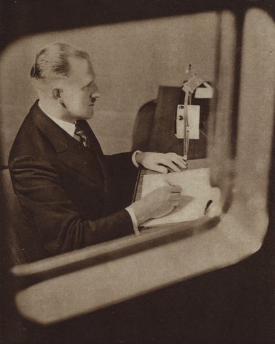 Présentateur lisant les nouvelles dans les studios de la BBC, Londres (photo n/b) - English Photographer