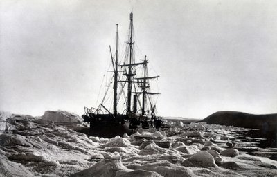 Pôle Nord : « Alert » coincé près du cap Beechey, canal de Robeson - dans « Narrative of a voyage to the Polar Sea during 1875-76 », G.S. Nares, éd. Londres - English Photographer