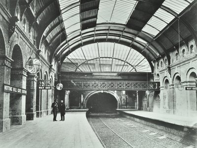 Gare souterraine de Notting Hill Gate : vue des quais et des voies, 1868 - English Photographer