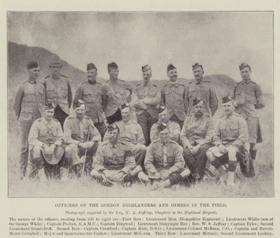 Officiers des Gordon Highlanders et autres sur le terrain - English Photographer