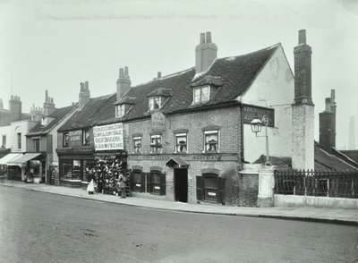 Old Bull, Wandsworth High Street, 1897 - English Photographer