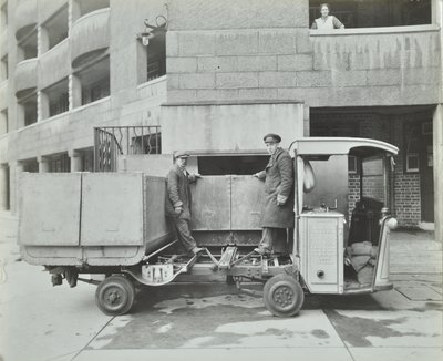 Ossulston Estate : éboueurs vidant un conteneur au bas de la goulotte à ordures - English Photographer