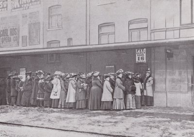 Devant la porte de la fosse du Kings Theatre, Hammersmith - English Photographer