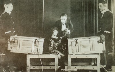 P T Selbit, le magicien britannique, sciant une femme en deux - English Photographer